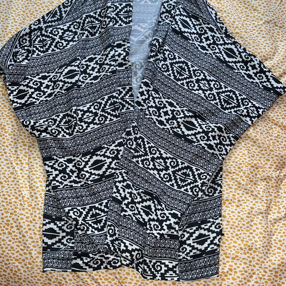 Patterned Shawl - Picture 2 of 4